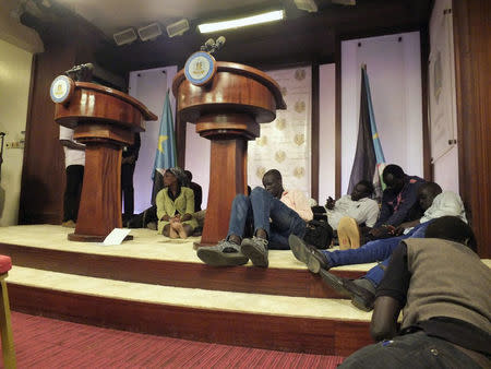 Journalists are seen on the podium following sounds of gun shots before a news conference by South Sudan President Salva Kiir, First Vice President Riek Machar and other government officials inside the Presidential State House in Juba, South Sudan, July 8, 2016. REUTERS/Stringer