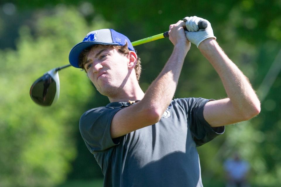 McNary's Colby Sullivan da el primer golpe en el hoyo 17 durante los campeonatos estatales de golf para niños OSAA Clase 6A en Emerald Valley Golf Resort en Creswell.