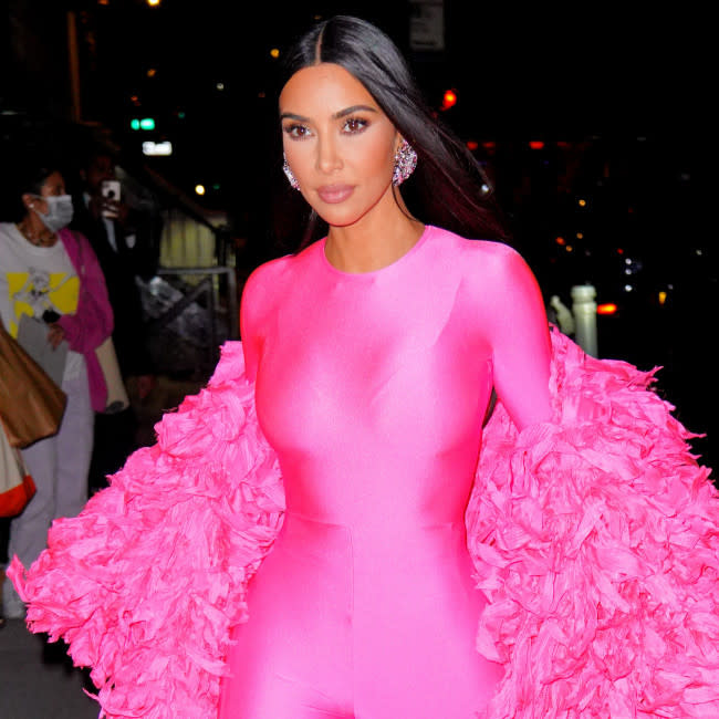 Kim Kardashian con el look que Thalía afirma que le ha copiado credit:Bang Showbiz