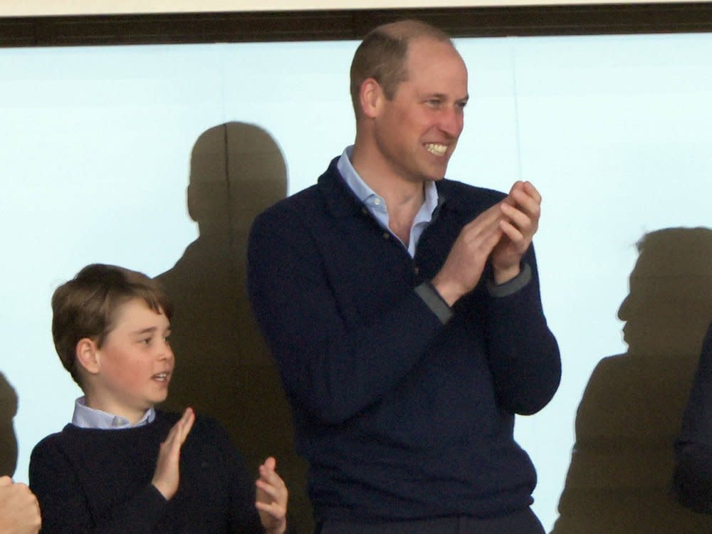 Prinz William ist ein regelmäßiger Stadionbesucher und bringt auch gerne seinen Sohn Prinz George mit. (Bild: imago images/Paul Marriott)