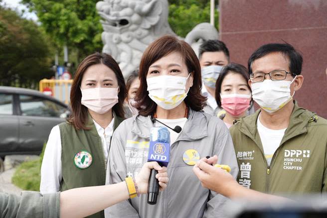 針對高虹安批評過去7年多未改善交通，民進黨新竹市長參選人沈慧虹（中）表示，一聽就知道高虹安沒行政經驗。（王惠慧攝）