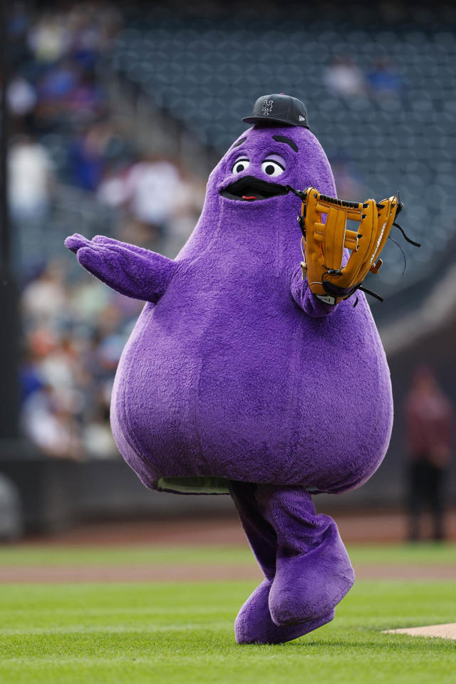 Grimace threw out the first pitch at a Mets game. What came next has people  going crazy for him - Yahoo Sports