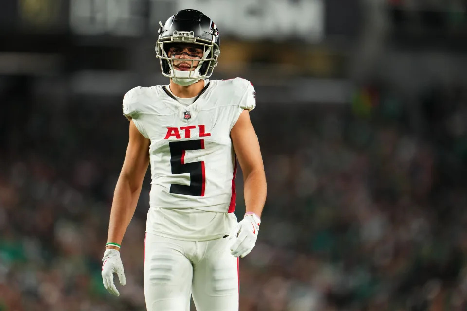  Drake London #5 of the Atlanta Falcons walks onto the field against the Philadelphia Eagles during a football game at Lincoln Financial Field on September 16, 2024 in Philadelphia, Pennsylvania. (Photo by Cooper Neill/Getty Images)