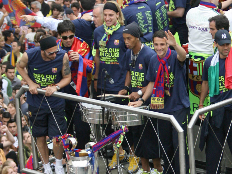 Von einem LKW aus ließ sich der FC Barcelona nach dem Champions League-Sieg 2006 von den Fans feiern. In der 80. Spielminute kam das alles entscheidende Tor von Kicker Belletti. (Bild-Coypright: Lluis Gene/AFP)