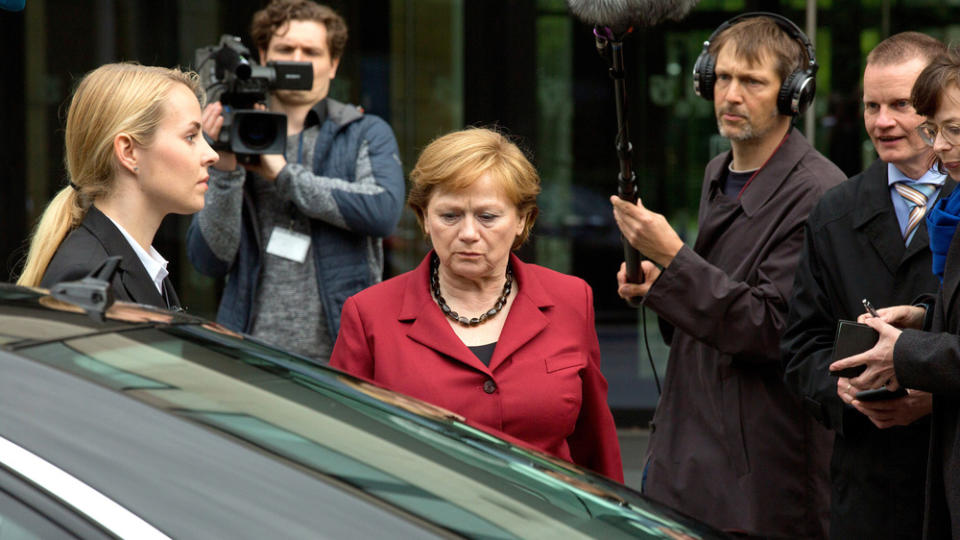 Imogen Kogge spielt Angela Merkel in "Die Getriebenen" (Bild: ARD/rbb/carte blanche International/Volker Roloff)