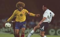 Zu behaupten, der Kolumbianer Carlos Valderrama wäre in den 90-ern nur aufgrund seiner atemberaubenden Haarpracht zu internationalem Ruhm gekommen, wäre gemein. Aber wahr wäre es vielleicht auch. (Bild: Michael Cooper/Allsport/Getty Images)
