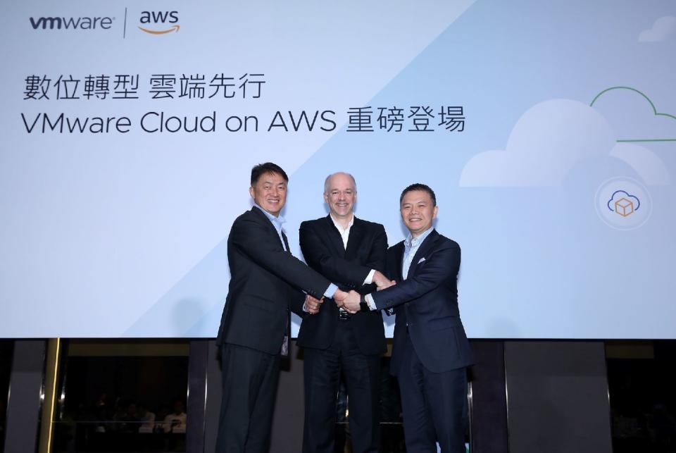 ▲VMware 於今(14)日舉辦數位轉型雲端先行大會，宣布 VMware Cloud on AWS 在台灣地區正式可用。左起 VMware 台灣總經理陳學智、VMware 亞太及日本地區雲端事業部副總裁 David Bate、AWS 台灣暨香港總經理王定愷。（圖／VMware提供）