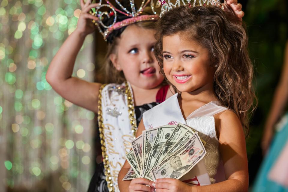 <p>Kailia Deliz, una niña de 5 años, recibió su premio en efectivo por haber ganado el Concurso de Belleza “Summer Fun” del condado de Ventura, en Oxnard, California, 2011. Al año siguiente, Kailia ganó 10.000 dólares en el <em>Universal Royalty Nation Pageant</em>, un concurso que apareció en el programa de televisión “Princesitas”. (© 2017 Lauren Greenfield/INSTITUTE) </p>