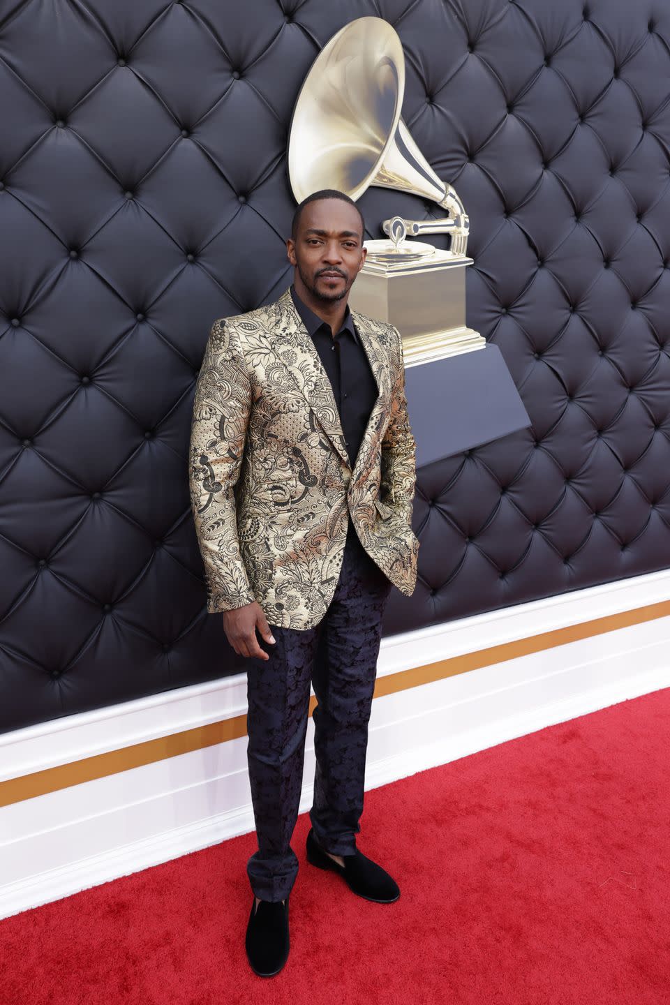 anthony mackie arrives at the 64th annual grammy awards