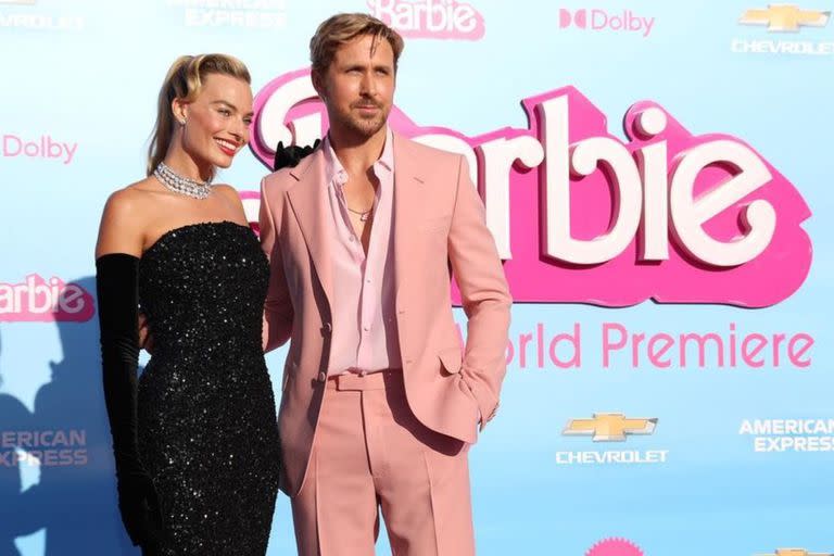 Margot Robbie y Ryan Gosling posando ante las cámaras durante la alfombra rosa de la premiere de  