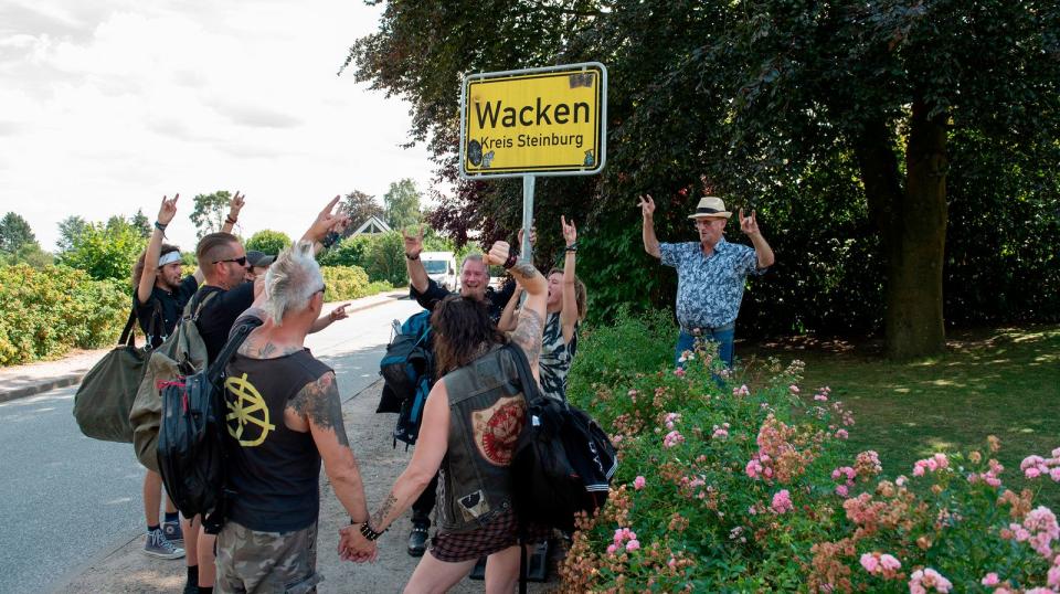 Nur noch wenige Stunden bis Festival-Beginn: Wacken-Fans reisen aus aller Welt an, um in der norddeutschen Provinz die Kraft des Metal zu feiern. (Bild: NDR / Thorsten Jander)