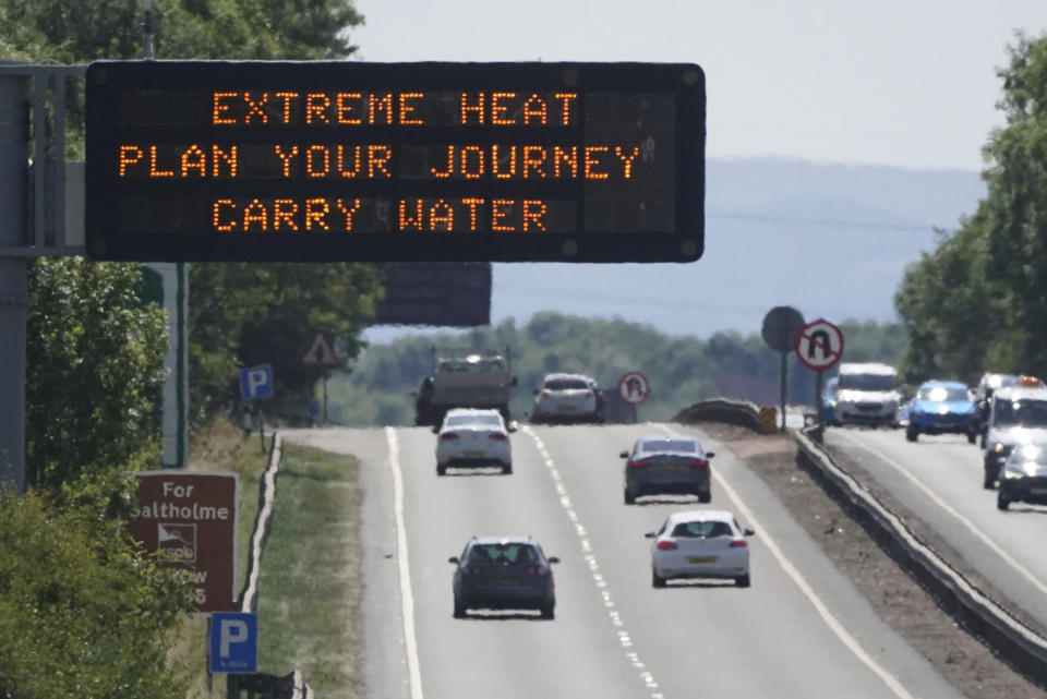 歐洲多地近日遭熱浪襲擊，英國當局特地在公路告示牌上發出高溫警告，提醒用路人要攜帶飲用水。（圖片來源：AP）