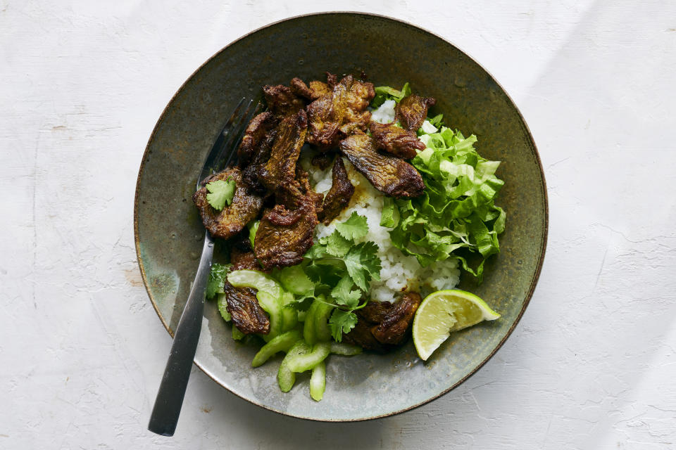 Coliflor asada con panceta, aceitunas y costra de parmesano en Nueva York, el 2 de octubre de 2020. Estilista de alimentos: Rebecca Jurkevich. (Johnny Miller/The New York Times)