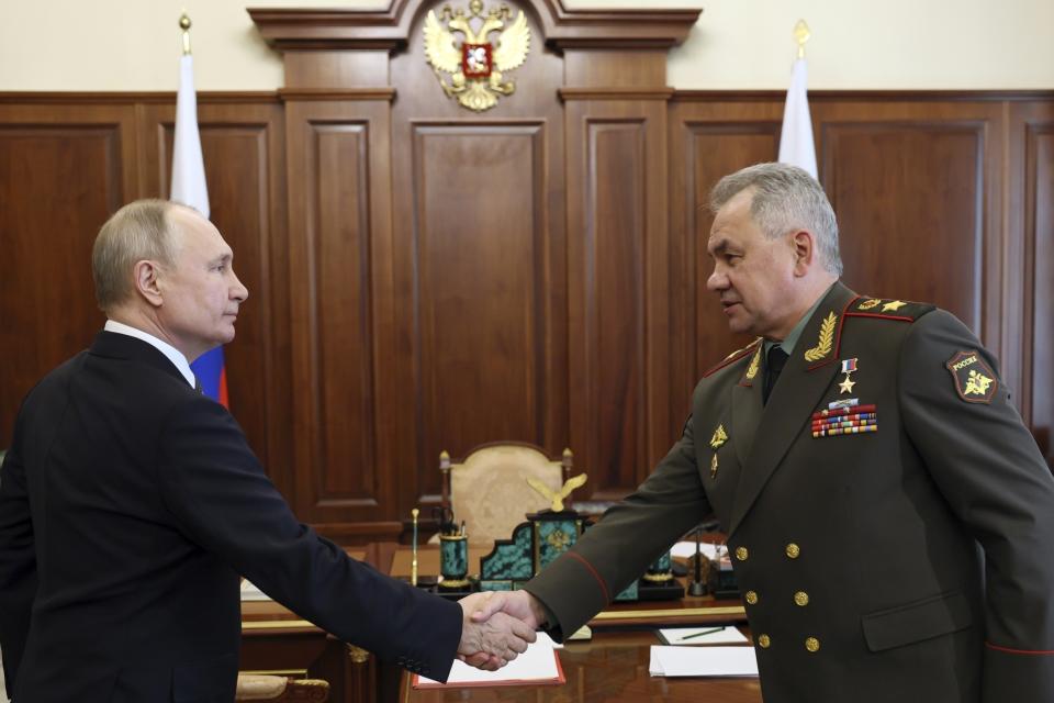 El presidente de Rusia, Vladímir Putin (izquierda), y el ministro de Defensa, Sergéi Shoigu, se estrechan la mano durante una reunión en el Kremlin, en Moscú, el 17 de abril de 2023. (Gavriil Grigorov, Sputnik, Kremlin Pool Foto vía AP)