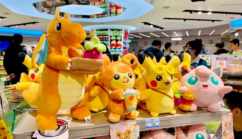 ▲台北寶可夢中心Pokémon Center TAIPEI登入台灣在新光三越A11開幕，一次盤點超過80個「最齊全商品」價格、款式！從最便宜的49元卡牌到15萬純金徽標。（圖／記者蕭涵云攝）