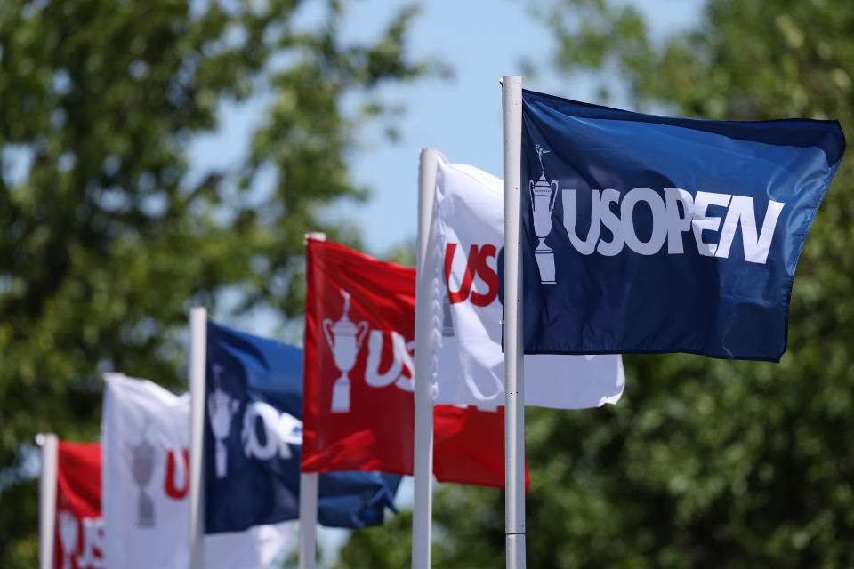 BROOKLINE, MASSACHUSETTS - 14 DE JUNIO: Las banderas del US Open soplan con la brisa en el campo de práctica durante una ronda de práctica antes del US Open en The Country Club el 14 de junio de 2022 en Brookline, Massachusetts.  (Foto de Rob Carr/Getty Images)