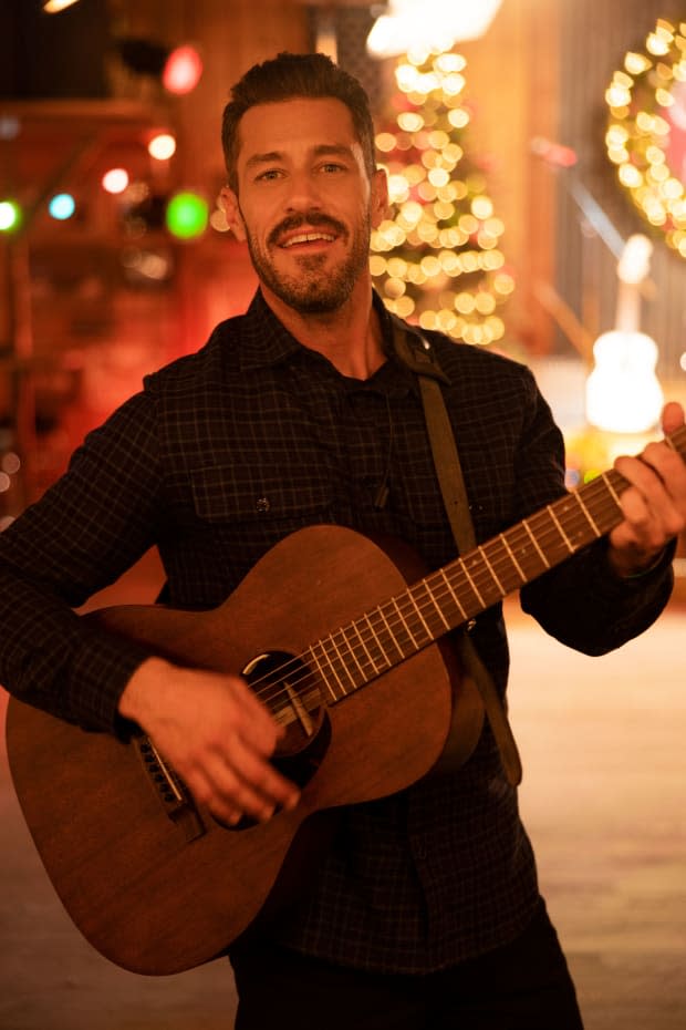 <p>Brandon Quinn stars in A Country Christmas Harmony ©2022 A+E Networks, LLC. All rights reserved. Photo Credit: Victor Curtis / Courtesy of A+E Networks and Lifetime</p>