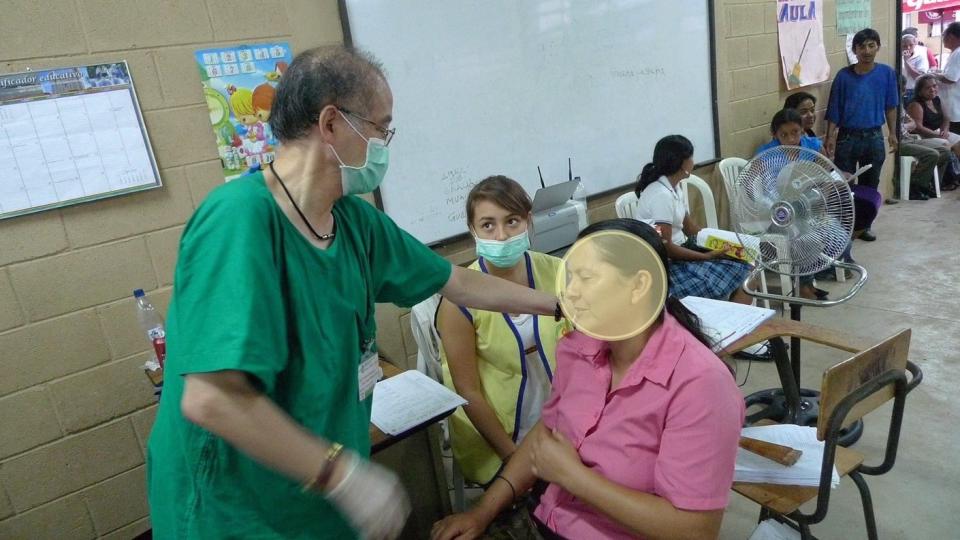 高雄長庚行動醫療團由陳順勝醫師帶領到瓜國山區與偏遠地區巡迴服務。圖/陳順勝醫師提供。