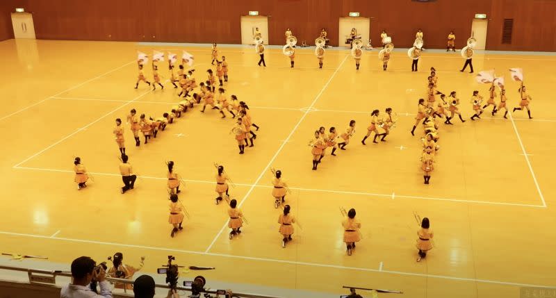 ▲橘色惡魔在日本比賽獲得金獎影片被台灣網友朝聖，「跳躍式漸層換位」讓人驚艷。（圖/Eu Tuba YT）