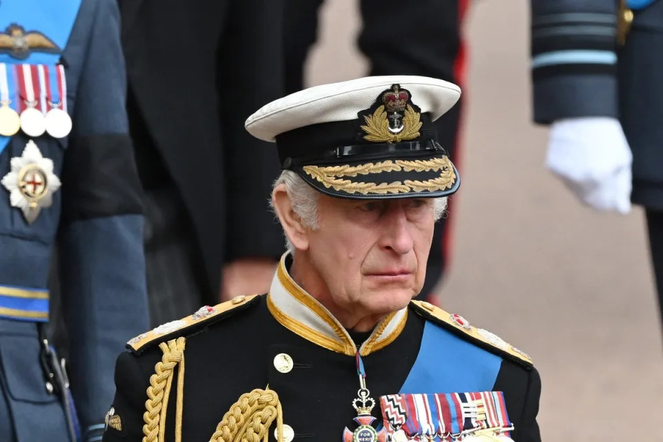 Carlos III durante la procesión ceremonial del ataúd de su madre (PA Wire)