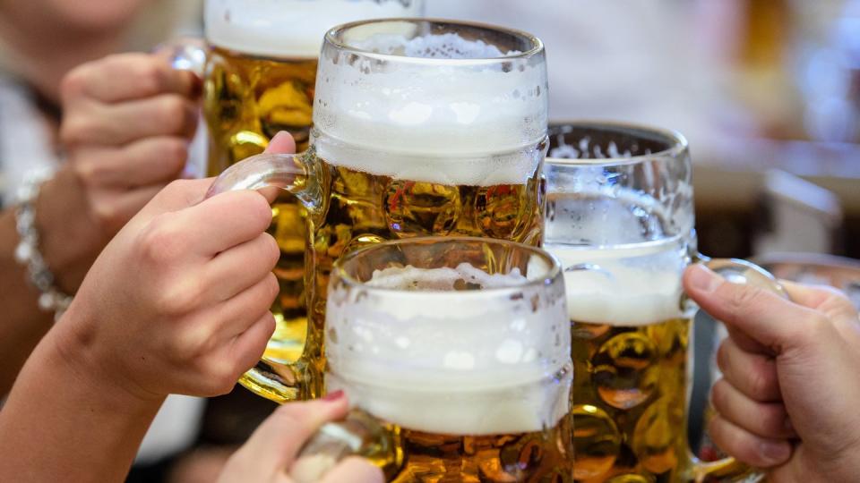 Besucher stoßen auf dem Oktoberfest mit Bier an. Im ersten Halbjahr wurde 6,6 Prozent oder gut 300 Millionen Liter weniger Bier getrunken als im ohnehin schwachen Vorjahr.