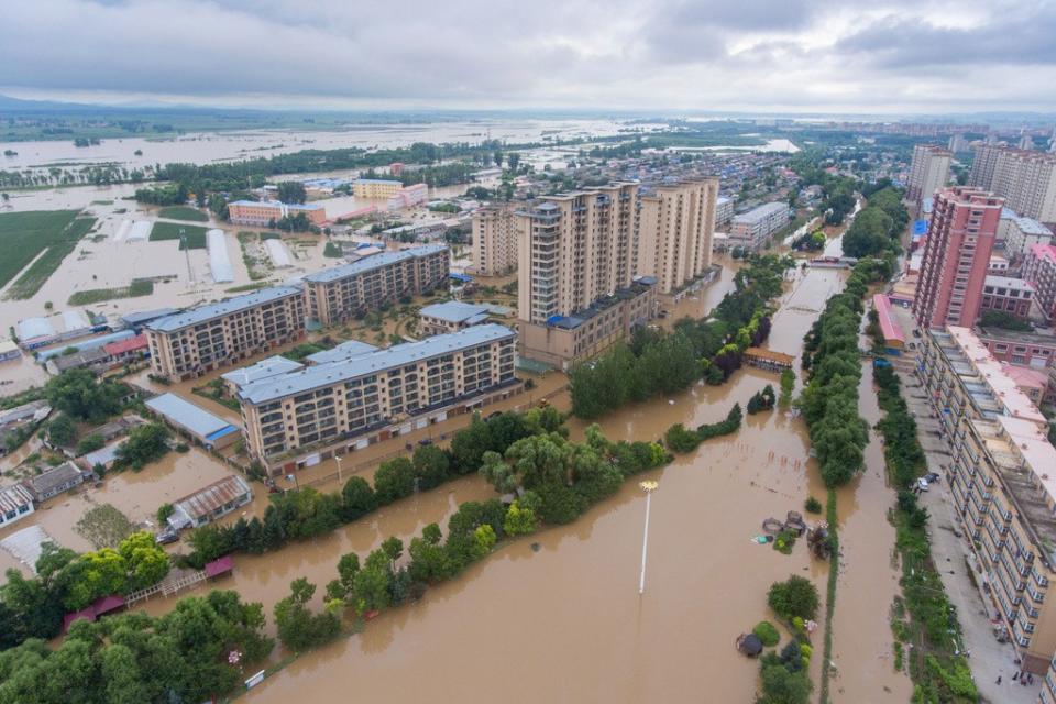 黑龍江省哈爾濱市的道路8月5日遭黃濁洪水淹沒。新華社