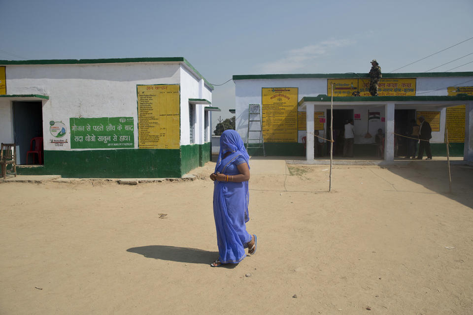 Woman casts her vote in India