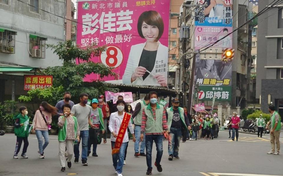 蘇雅祺帶領著拜票隊伍過馬路，數百人浩浩蕩蕩猶如人龍的隊伍十分壯觀。（記者朱珈瑩攝）