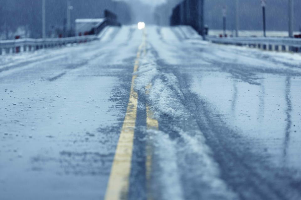 Autofahrer auf deutschen Straßen sollten heute besonders vorsichtig sein. (Symbolbild: Johner Images/Getty Images)