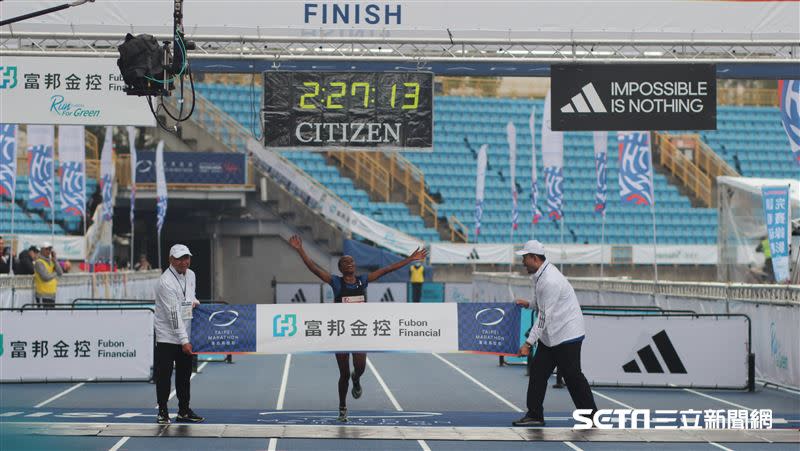 來自肯亞的23歲好手Obse Abdeta Deme跑出2小時27分14秒摘下女子組冠軍。（圖／記者蔡厚瑄攝影）