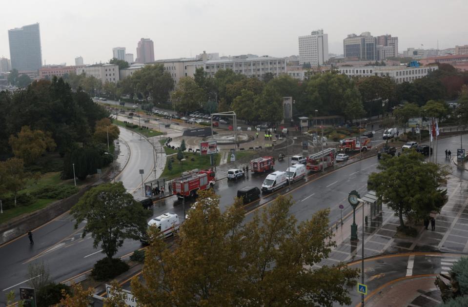 土耳其內政部大樓外10月1日發生自殺炸彈攻擊，當局隨即封鎖現場。路透社
