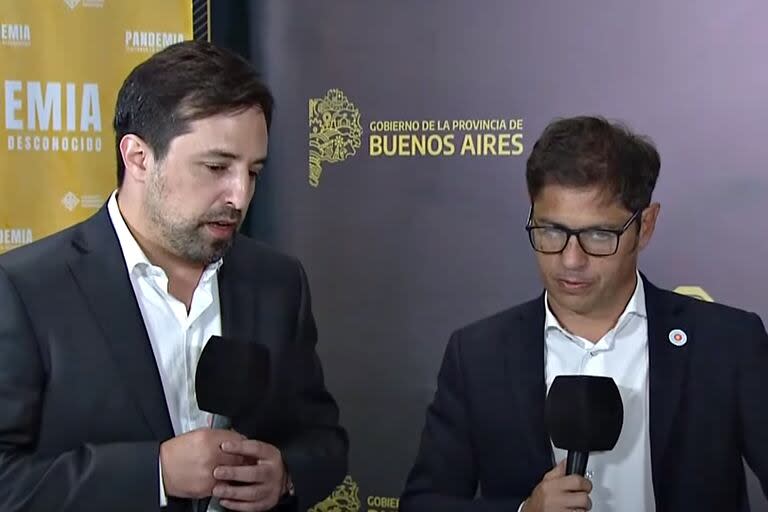 El gobernador Axel Kicillof y el ministro de salud bonaerense, Nicolás Kreplak, durante el estreno de la película