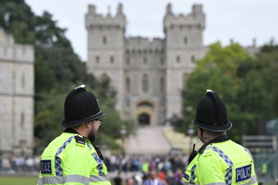 Police in front of Windsor Castle during a broadcast ceremony in strict privacy prior to Queen Elizabeth II's burial. - Loic Venance