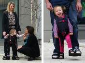 Este arnés permite andar a los niños con discapacidad