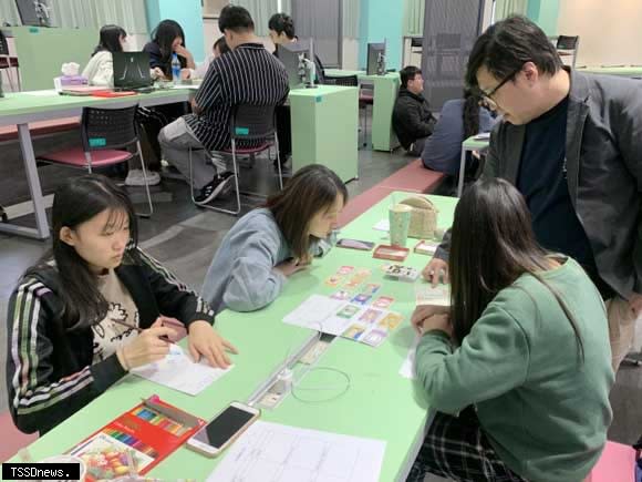 大葉大學工設系透過工作坊讓學生學習桌遊設計與循環經濟。（記者方一成攝）