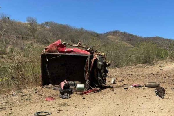 Camioneta destruida por la explosión de una mina en Tumbiscatío, Michoacán.