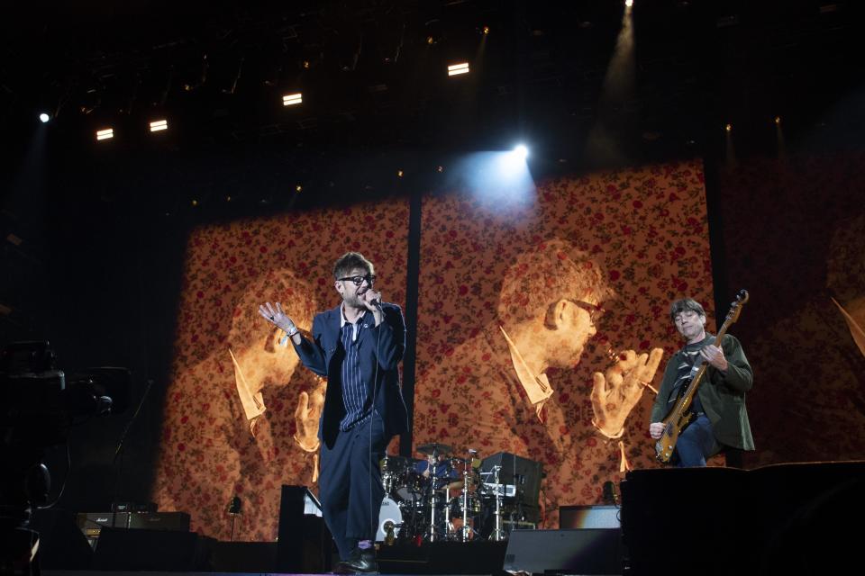Damon Albarn, izquirda, y Alex James de la banda de rock británica Blur durante su concierto en el festival Corona Capital en la Ciudad de México el sábado 19 de noviembre de 2023. (Foto AP/Alejandro Godinez)