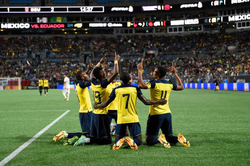 Jugadores de Ecuador celebran tras anotar uno de los tres goles con los que ganaron a México en un partido amistoso