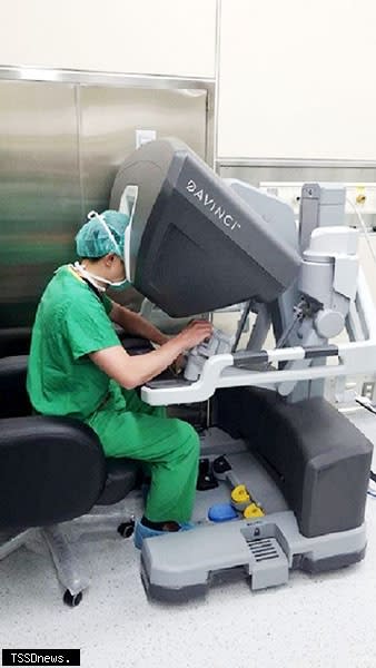顏宏軒醫師表示，新竹臺大分院整合多專科組成跨腔室微創手術團隊，提供病人更優質的醫療品質與服務。