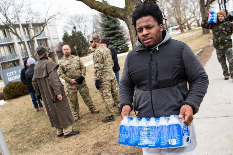 <em>Sin acceso a agua potable en los hogares, muchas familias han enfrentado problemas severos para obtener el vital líquido. Flint, Michigan, fue un caso crítico. (AP)</em>