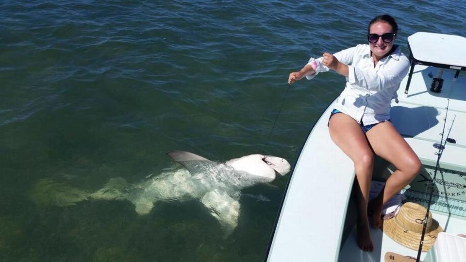 Hailey Porter intenta posar tranquilamente con un gran tiburón limón con el que luchó durante casi una hora. El tiburón fue liberado sin sufrir daños.