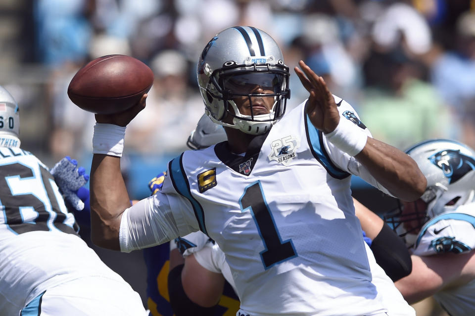 El quarterback Cam Newton (1), de los Panthers de Carolina, lanza un pase en la primera mitad del partido frente a los Rams de Los Ángeles, en Charlotte, Carolina del Norte, el domingo 8 de septiembre de 2019. (AP Foto/Mike McCarn)