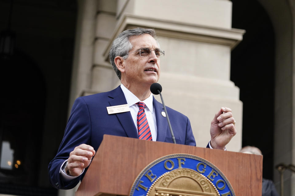 El republicano Brad Raffensperger, secretario de Estado de Georgia, ha rechazado las alegaciones de Donald Trump sobre un inexistente fraude electoral. (AP Photo/Brynn Anderson)