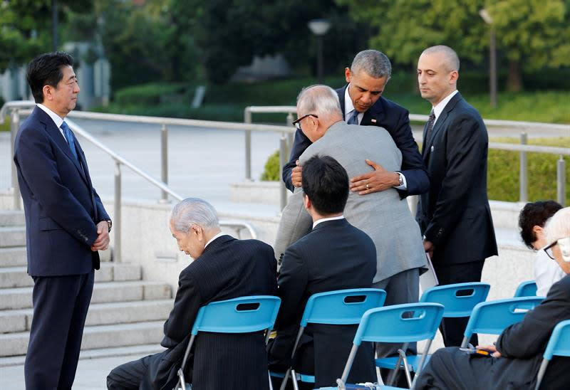 El presidente de Estados Unidos, Barack Obama abraza a un superviviente de la bomba nuclear en Hiroshima junto al primer ministro nipón, Shinzo Abe durante una ofrenda floral en el Parque de la Paz el 27 de mayo de 2016 en Hiroshima EFE/Kimimasa Mayama / Pool