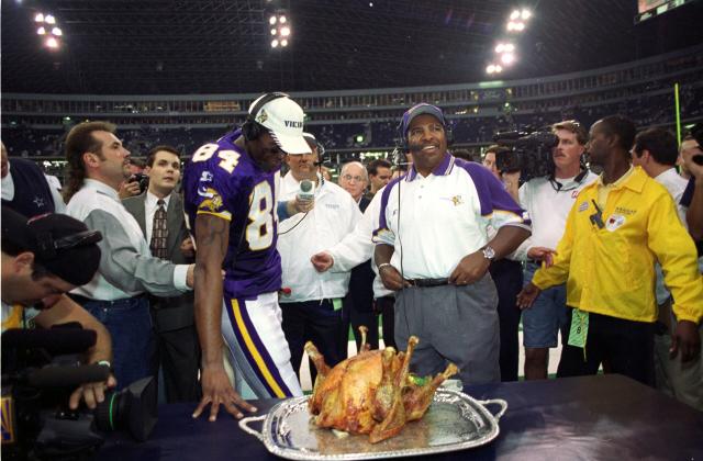 25 SKOL's of Christmas: Vikings' Randy Moss torches the Cowboys