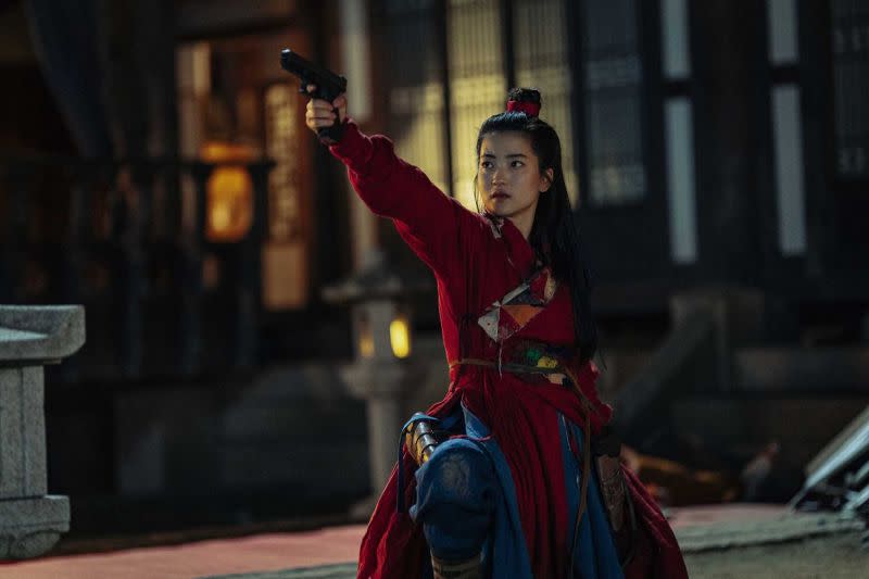 ▲片中，金泰梨扮神祕女子苦練武術、射擊。（圖／車庫娛樂）