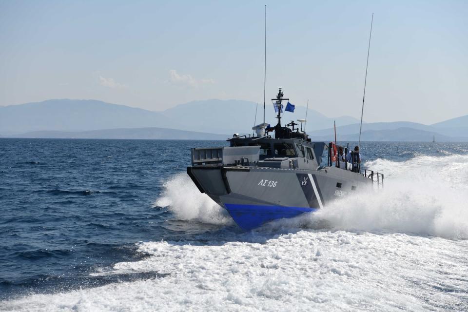 希臘海岸警衛隊22日在地中海島嶼克里特島西南外海的強風巨浪中，營救一艘載著多達500名移民的漁船。(圖：Hellenic Coastguard官網)