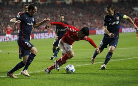 Football Soccer - Benfica v Atletico Madrid - Champions League Group Stage - Group C - Luz stadium, Lisbon, Portugal - 08/12/2015. Benfica's Goncalo Guedes (C) in action against Atletico Madrid's Diego Godin (L) and Gabi. REUTERS/Hugo Correia