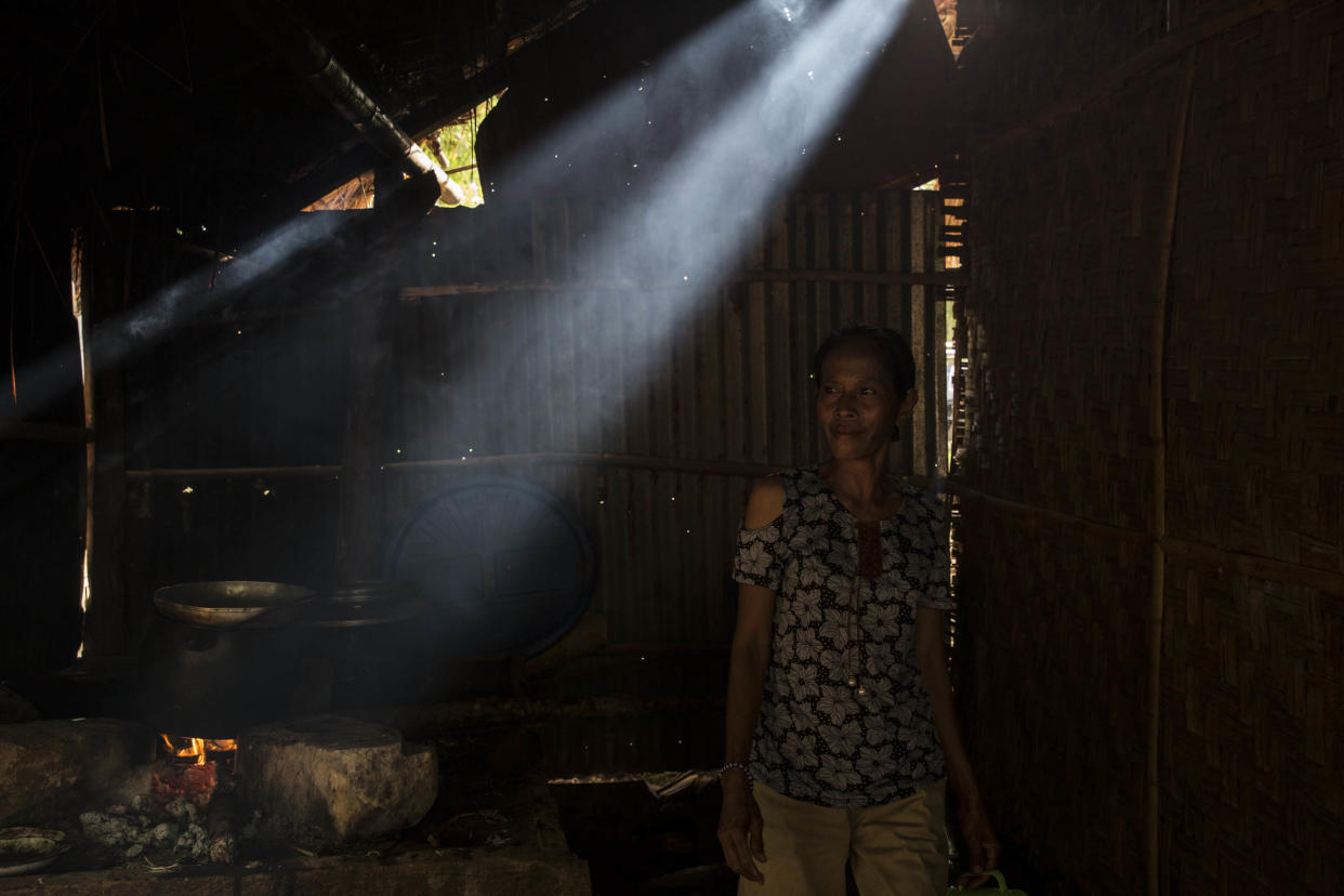 Una mujer en su casa de la isla indonesia de Sumba. (Foto: Donal Husni/NurPhoto via Getty Images)