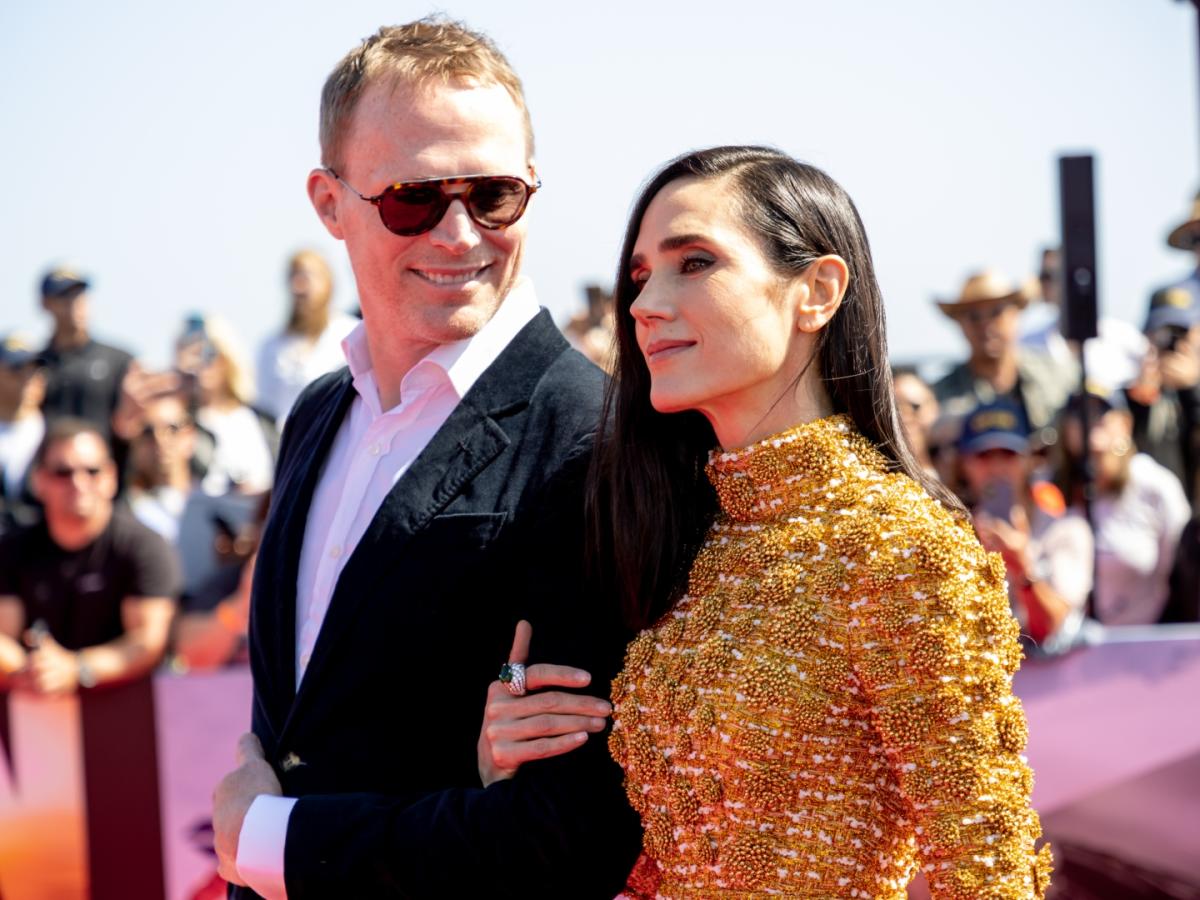 Jennifer Connelly & Paul Bettany: LAX Arrivial with the Kids